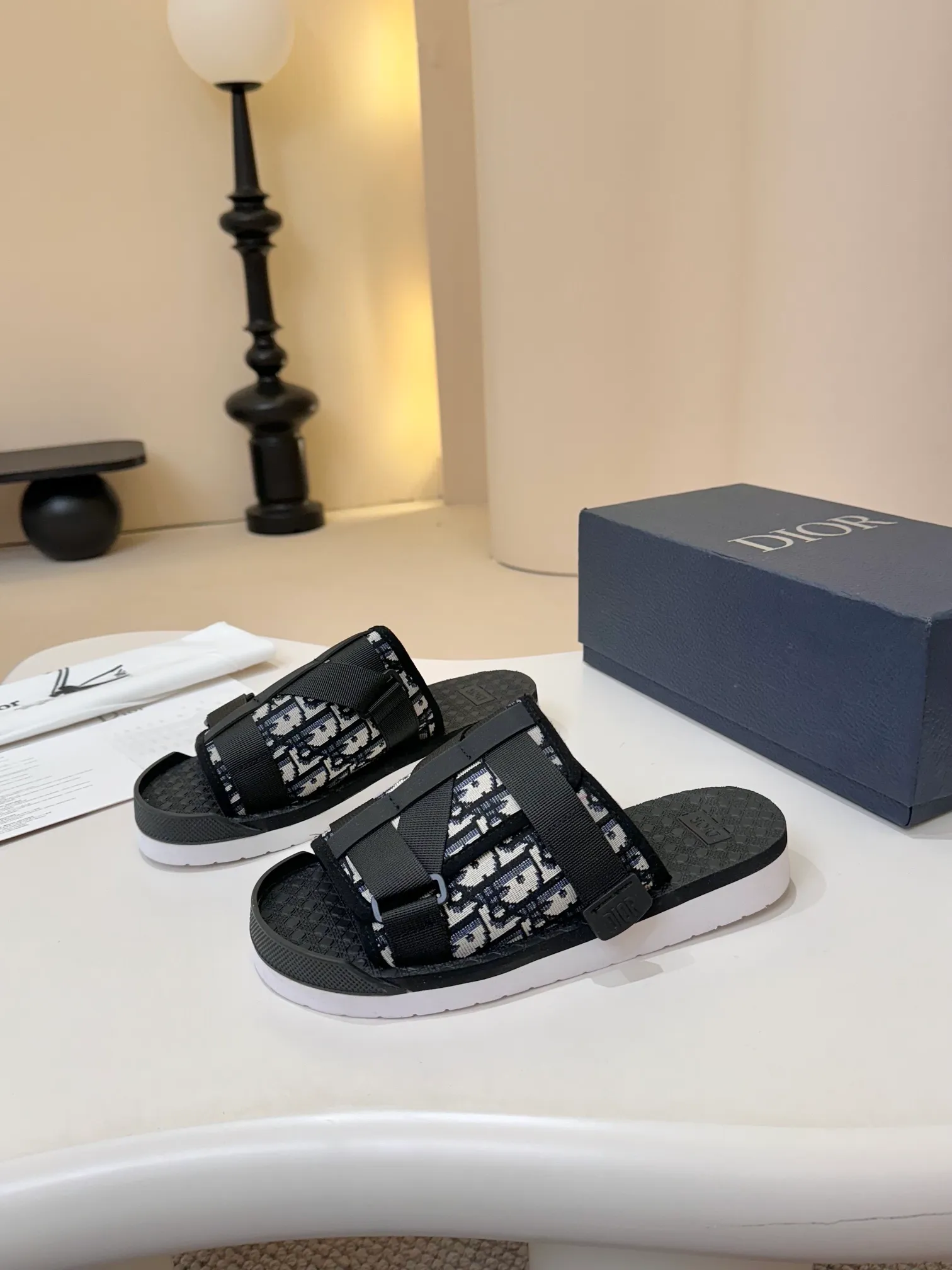 [Dior] P: 300💰 -Size: 38-46 Dior Dior D’s classic men’s slippers, high-end boutique, original material, pure cotton printed canvas upper, fine workmanship, super soft sole, casual, loose and comfortable, a must-have in summer!